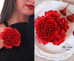Об'ємна червона брошка у формі квітки ручної роботи "Червона півонія".