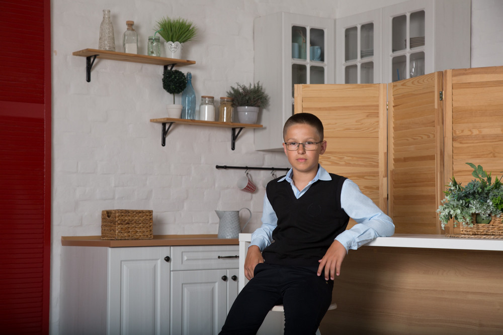 Жилет чорний для хлопчика з V-подібним вирізом SmileTime