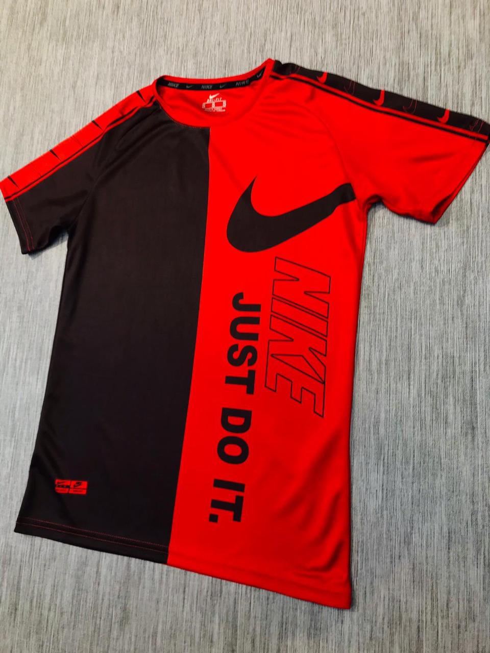 Чоловіча футболка Nike.
