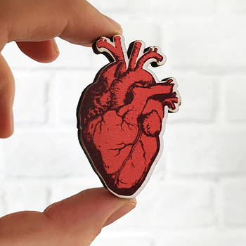 "Серце анатомічне" брошка дерев'яна з уф-друком