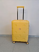 Желтый чемодан Airtex 246 из полипропилена с выходом usb Франция