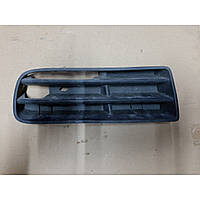 Решітка переднього бампера ліва Volkswagen Golf 4