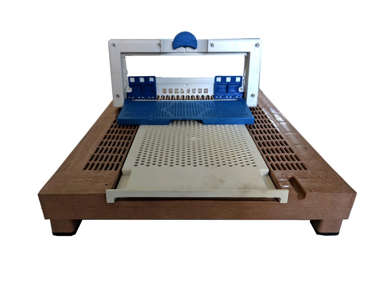 Дно з пилкозбірником і піддоном пластикове, на 8-и рамковий вулик (Туреччина)