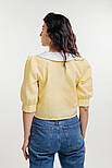 Укорочена жіноча блузка в дрібну карту в розмірі М жовтого кольору, фото 4