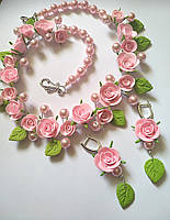 Кольє і сережки з рожевими трояндами з полімерної глини