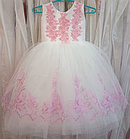 Пишна біло-рожева ошатна дитяча сукня-маєчка з вишивкою на 4-6 років