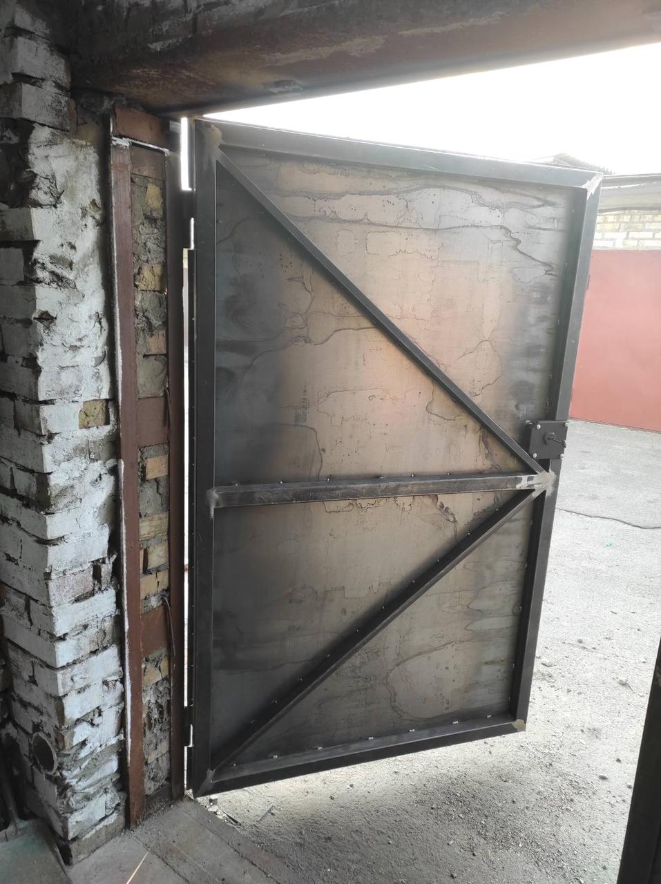 Гаражные ворота металлические распашные с калиткой - за 1 кв.м I Толщина листа металла 2 мм - фото 2 - id-p1178476886