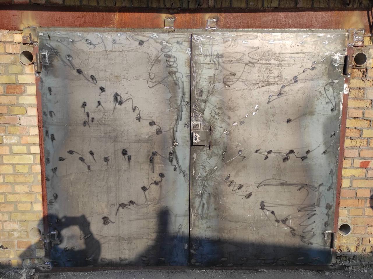 Гаражные ворота металлические распашные с калиткой - за 1 кв.м I Толщина листа металла 2 мм - фото 5 - id-p1178476886