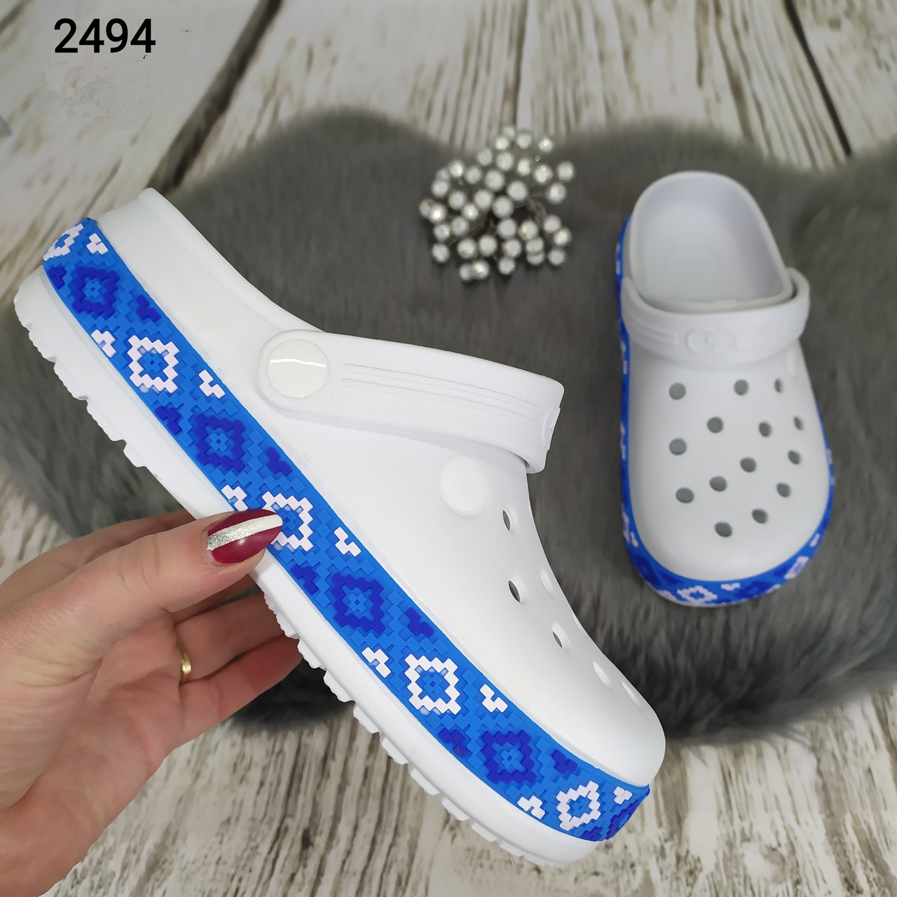 Сабо крокси жіночі білі з блакитним узором вишиванка Даго Стиль