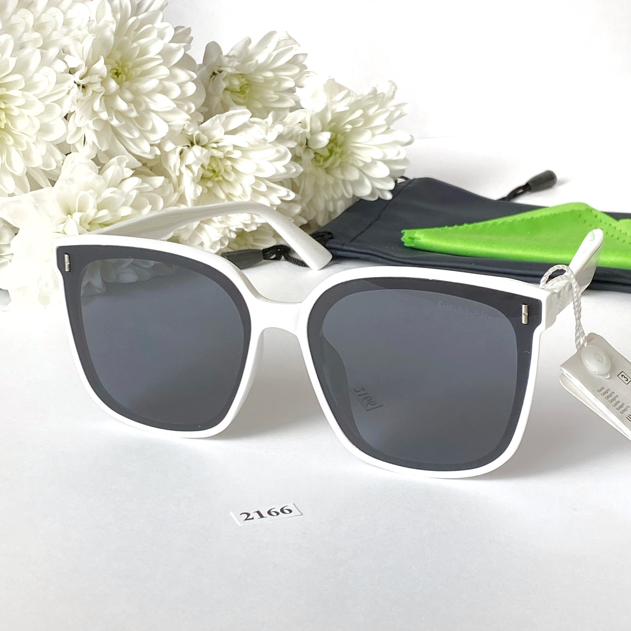 Солнцезащитные очки с чёрными линзами в белой оправе - фото 5 - id-p1386131676