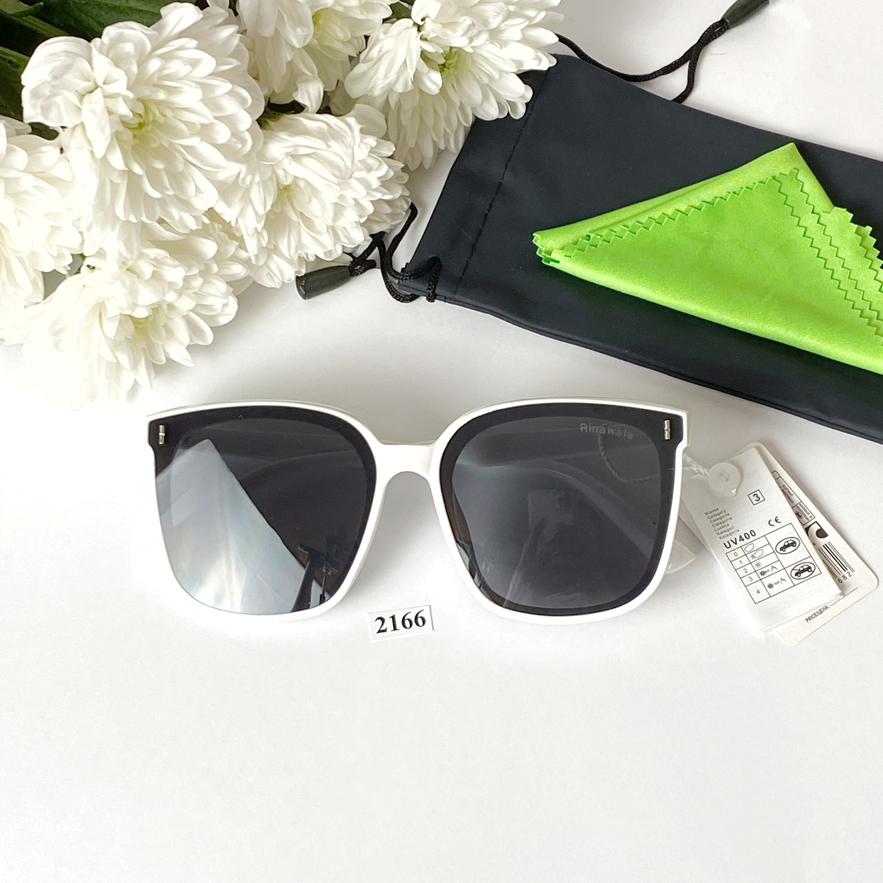 Солнцезащитные очки с чёрными линзами в белой оправе - фото 3 - id-p1386131676