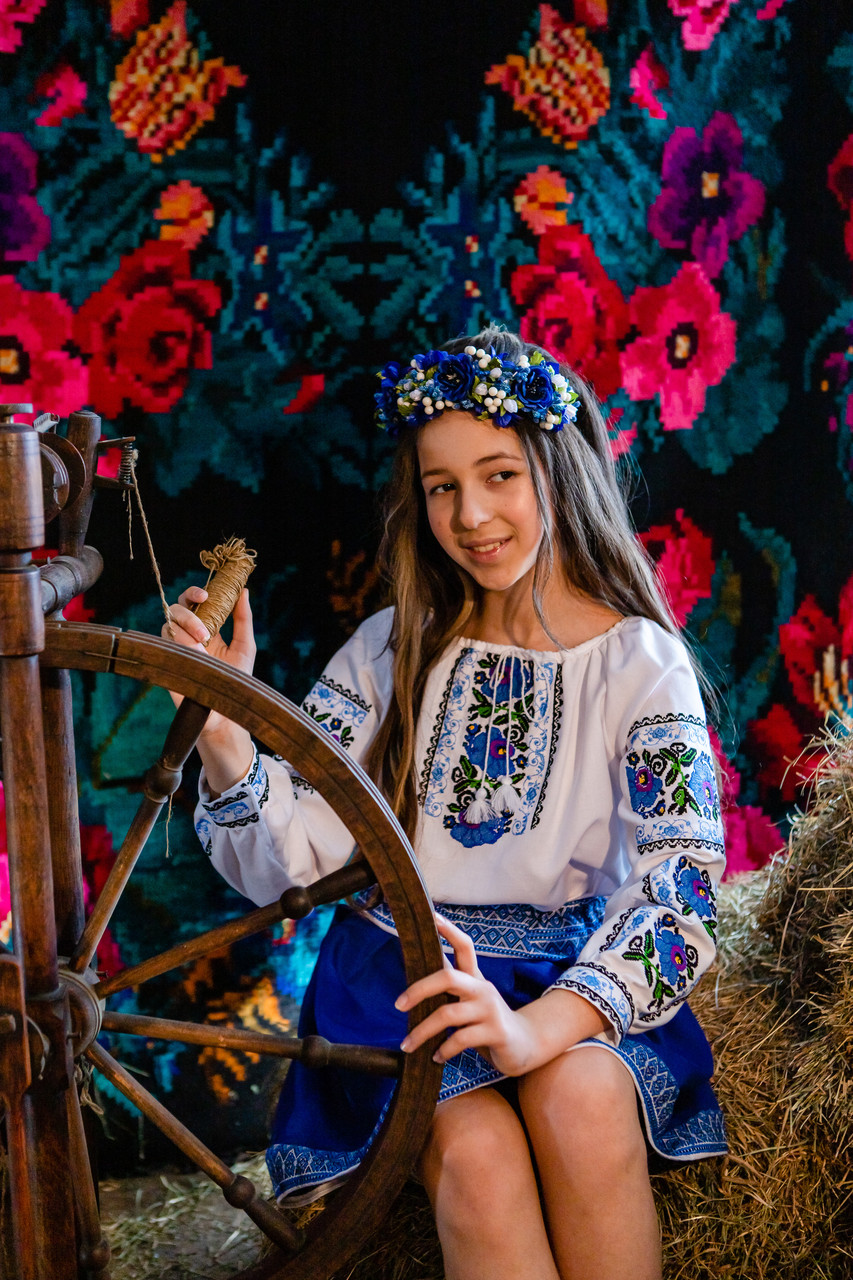Вишиванка для дівчинки Нарциси синя