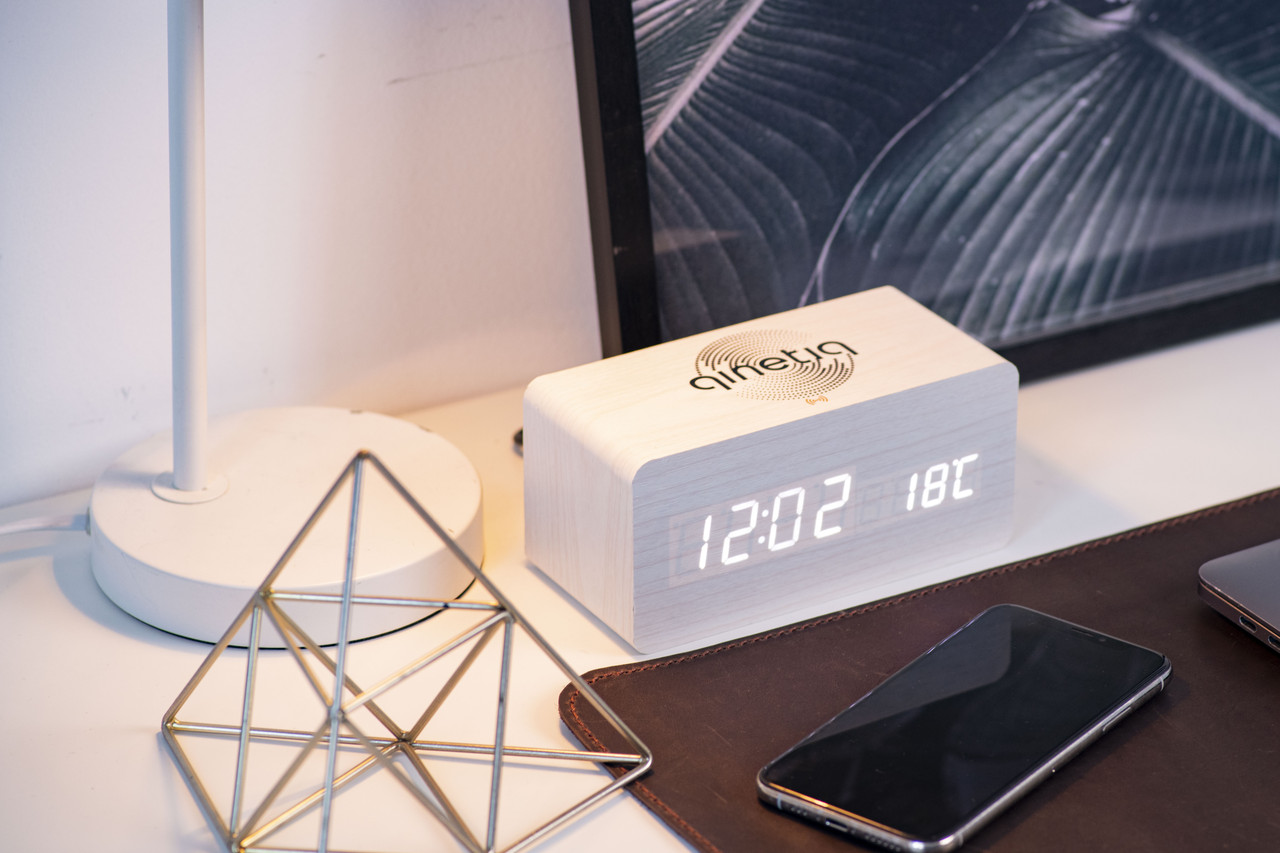 LED годинник із бездротовою зарядкою з керуванням голосом Wood-clock QINETIQ 1000 10W (white)
