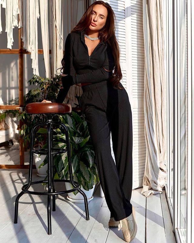 Эффектный костюм-двойка в рубчик с длинным рукавом