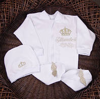 Человечек белый для новорожденных Гермес, вышивка спереди корона + имя + вензель + вышивка на шапочке