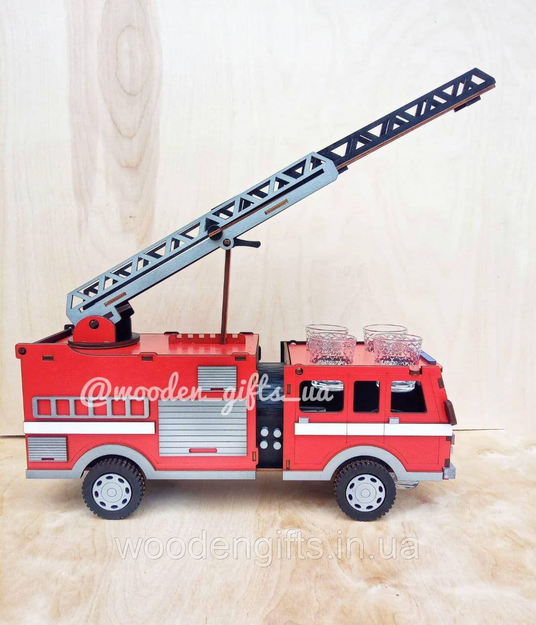 Пожежна машина пыдставка пыд бутилку з дерева для подарунка пожежнику, рятувальнику, чоловіку, пожежній частині