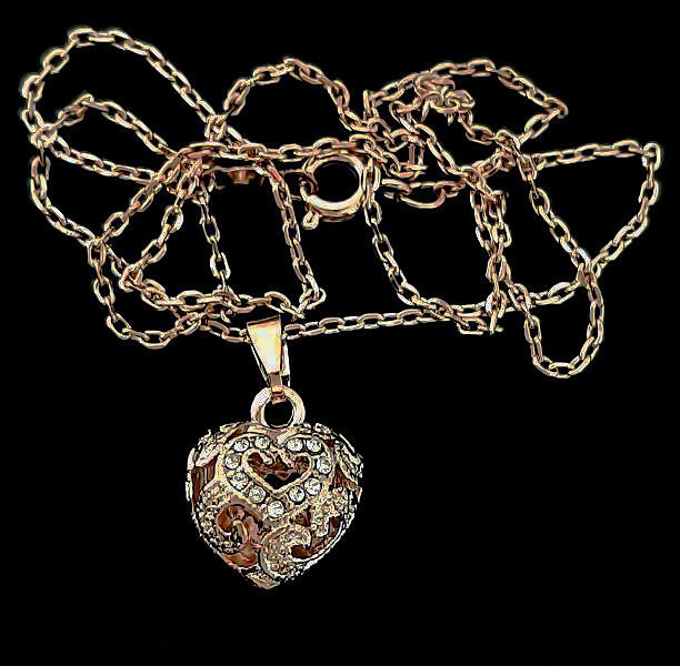 Булатний кулон на ланцюгу. Довжина ланцюга: 45 см. Діаметр кулона: 1,6 см.