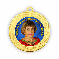 Медаль золотая с фото воспитателя на ленте диаметром 70 мм