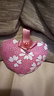 Декоративная подвесная подушечка сердечко розовое в белый цветочек 7см 5см ручная работа