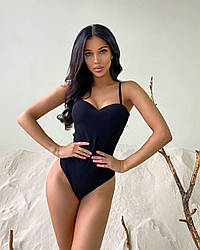 Стильне боді на тонких бретелях із декольте