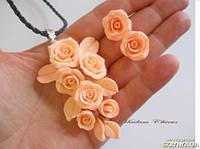 Кулон и серьги с персиковыми розами из полимерной глины