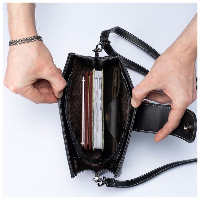 Жіноча сумочка через плече чорного кольору фото внутрішнього відділення