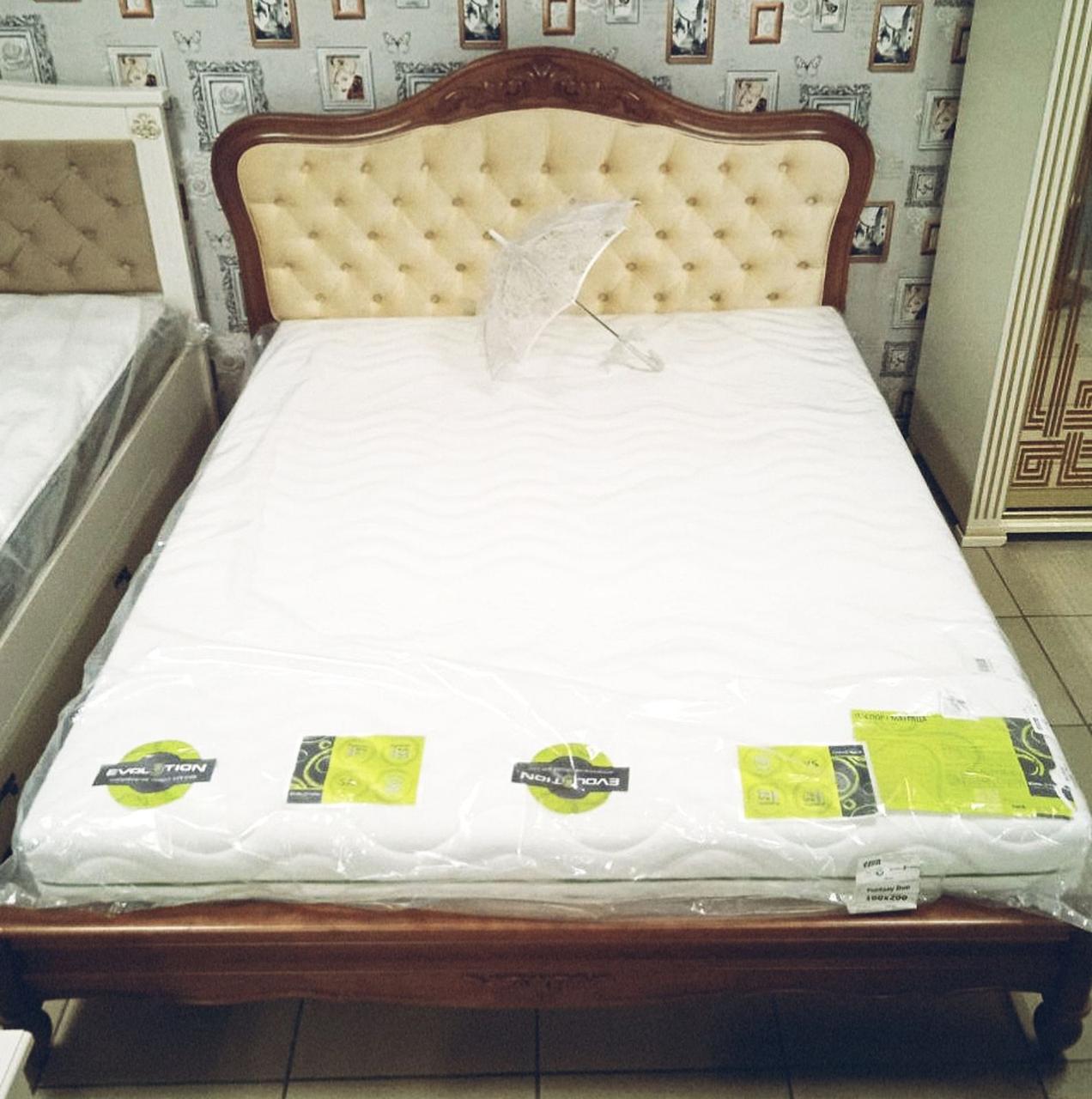 Ліжко в класичному стилі з натуральної деревини.