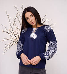 Вишита жіноча блуза з льону в синьому кольорі з білим орнаментом