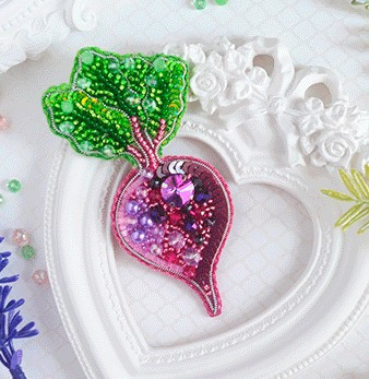 Брошка з бісеру Гламурна буряк  Б-018