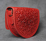 Ексклюзивна напівкругла червона жіноча сумочка через плече, тиснений авторський візерунок, фото 5