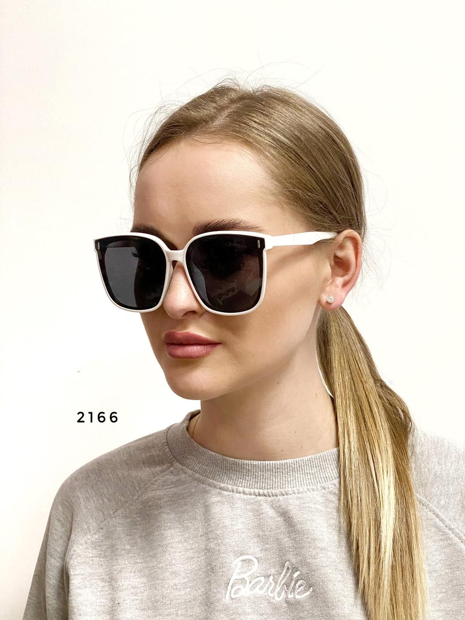 Солнцезащитные очки с чёрными линзами в белой оправе - фото 2 - id-p1386131676
