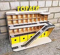 Дерев'яний гараж для машинок. Дерев'яне паркування з ім'ям.