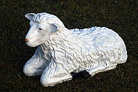 Овца лежащая