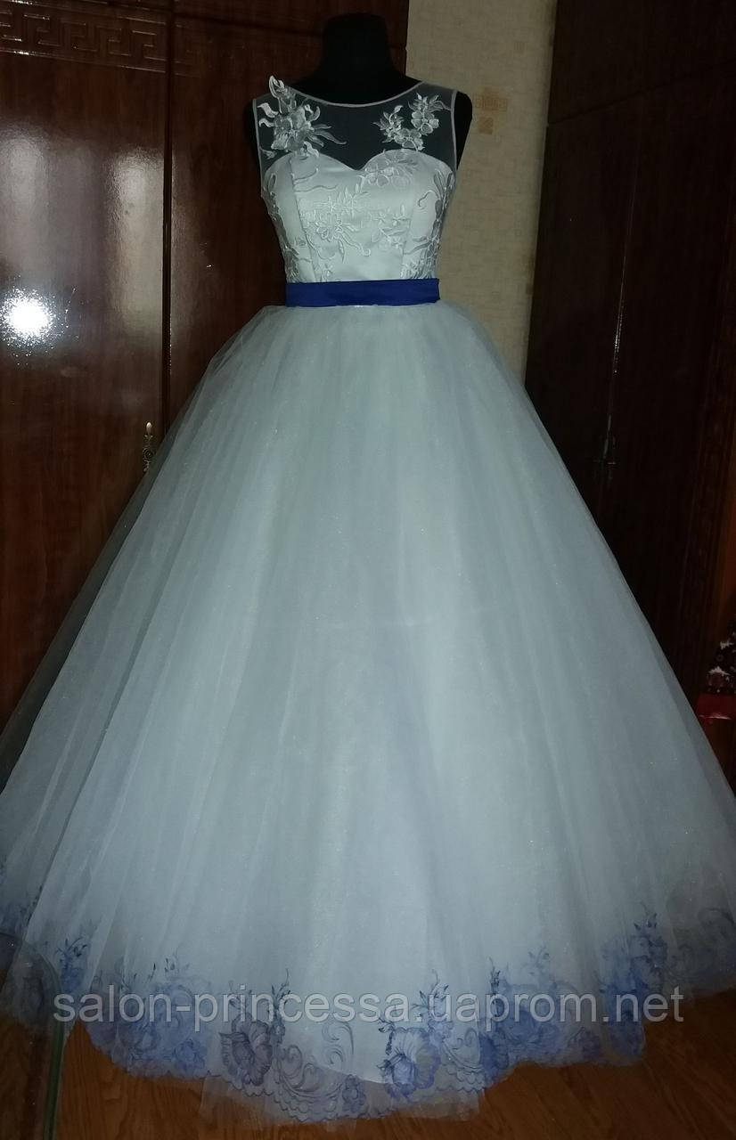 Весільна сукня з синім поясом і мереживами