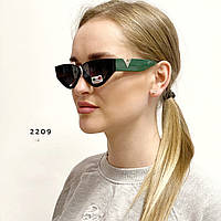 Трендовые солнцезащитные очки в зелёной оправе