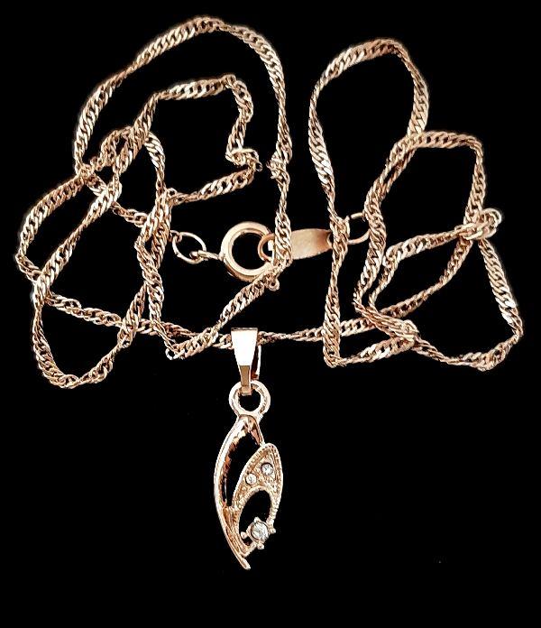 Булатний кулон на ланцюжку. Довжина ланцюжка: 44 см. Діаметр кулона: 1,8 см. Колір: позолота з червоним відтінком.