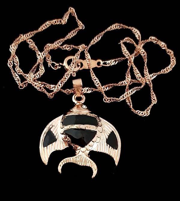 Булатний кулон на ланцюжку. Довжина ланцюжка: 44 см. Діаметр кулона: 2.6 см. Колір: позолота з червоним відтінком.