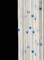 Білі штори-нитки з синім стеклярусом
