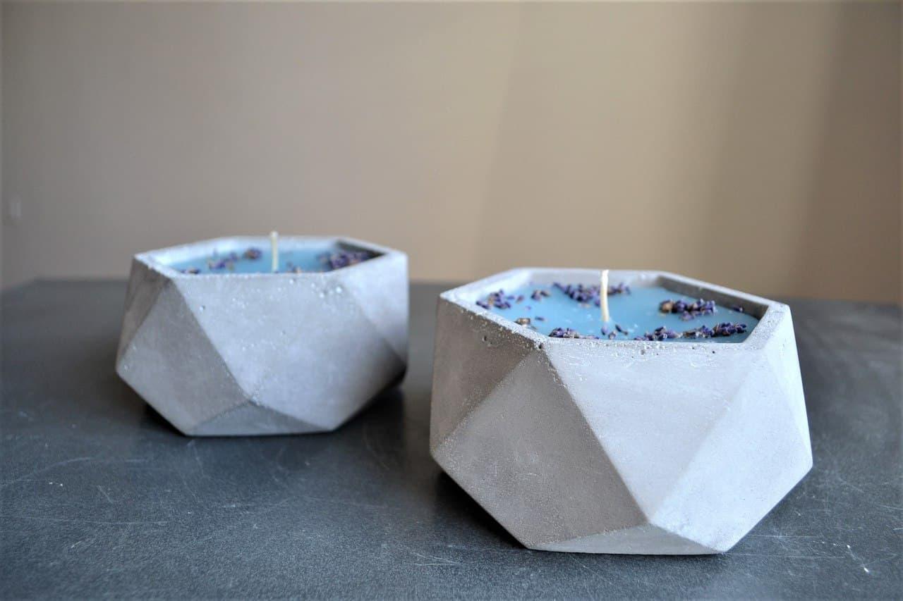 Ароматична свічка з ароматом (кава) у бетонному горщику 520 г. Аромасвічка бетонне кашпо-косаєдр