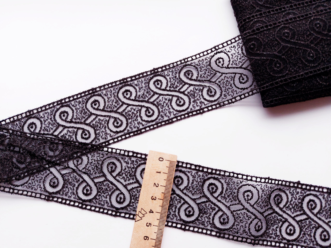 Мереживо вставка на метраж, на сітці 5 см. Чорне.