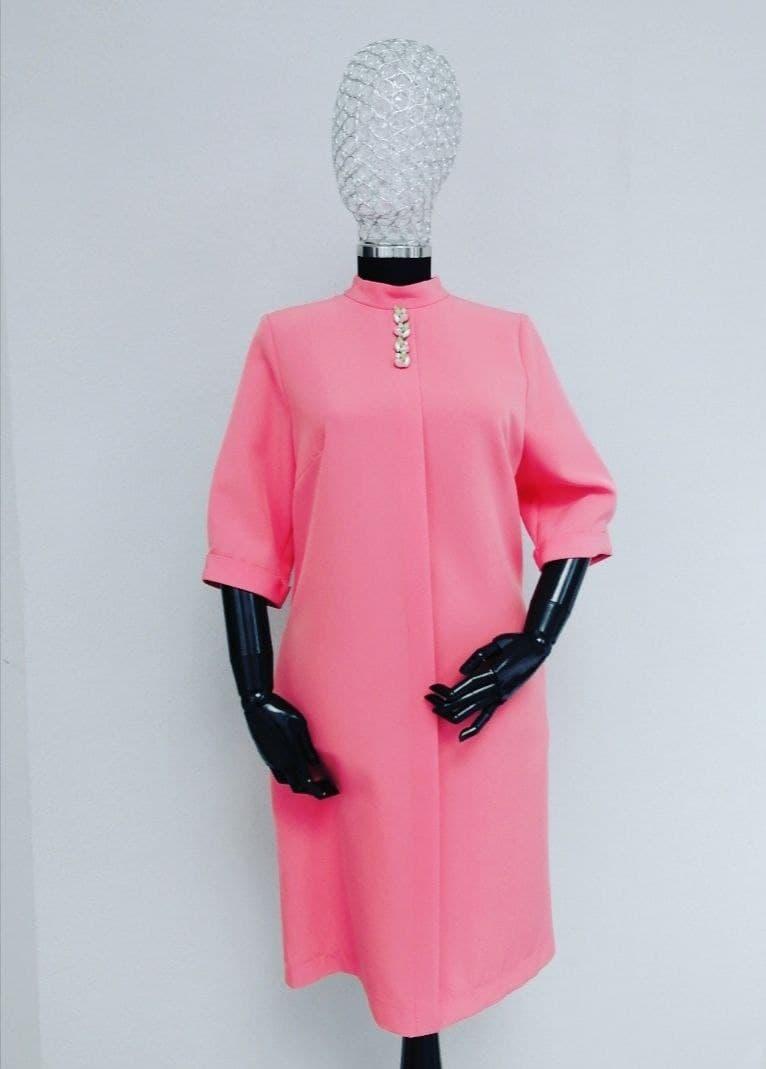 Сукня жіноча дизайнерська коралова з прикрасою Modna KAZKA MKSH1994