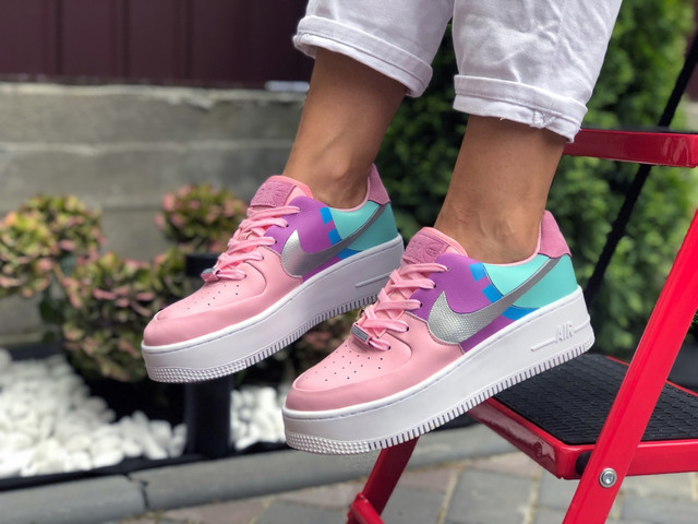 Кросівки спортивні жіночі Nike Air Force 1 рожеві, фіолетові, шкіряні, підошва гума, прошиті. Фото кросівки жіночі Найк Аір Форс 1 рожеві, фіолетові