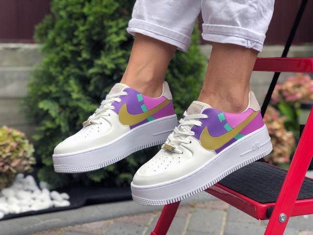 Кросівки спортивні жіночі Nike Air Force 1 білі фіолетові рожеві, шкіряні, підошва гума, прошиті. Фото кросівки жіночі Найк Аір Форс 1 білі, рожеві, фіолетові