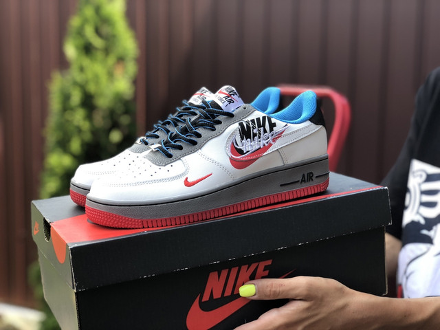 Кросівки спортивні жіночі Nike Air Force 1 білі червоні, блакитні, шкіряні, підошва гума, прошиті. Фото кросівки жіночі Найк Аір Форс 1 білі червоні блакитні