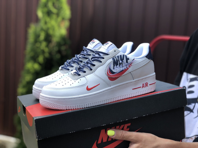 Кросівки спортивні жіночі Nike Air Force 1 білі червоні темно-сині, шкіряні, підошва гума, прошиті. Фото кросівки жіночі Найк Аір Форс 1 білі червоні темно-сині
