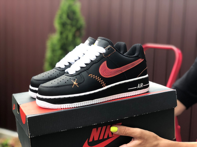 Кросівки спортивні жіночі Nike Air Force 1 чорно-білі червоні, шкіряні, підошва гума, прошиті. Фото кросівки жіночі Найк Аір Форс 1 чорно-білі червоні