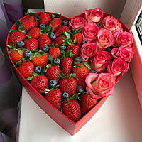 Коробка рожевих троянд з ягодами №2