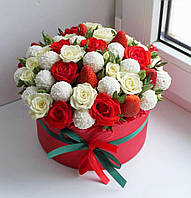 Кущові троянди з Рафаелло і полуницею в коробці №34