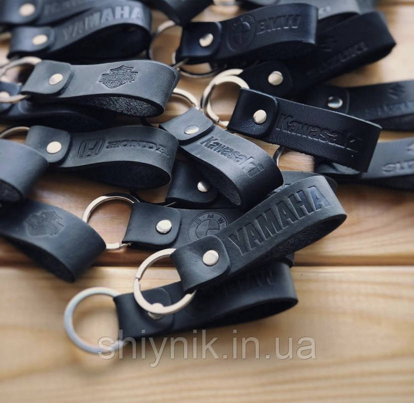 Шкіряний брелок на кільці з тисненням марки автомобіля мотоцикла, фото 1