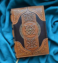 Щоденник формату А5 в шкіряній обкладинці з художнім тисненням ручної роботи "Книга магії" Коричневий